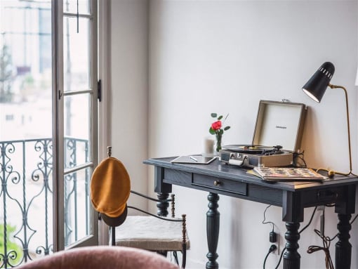 Work Desk at Villa Carlotta – Furnished Apartments, Los Angeles, California