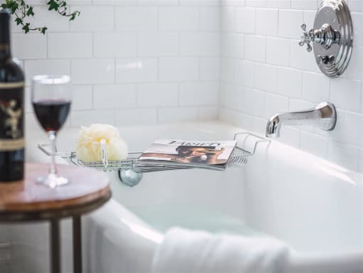 Bathtub at Villa Carlotta – Furnished Apartments, California