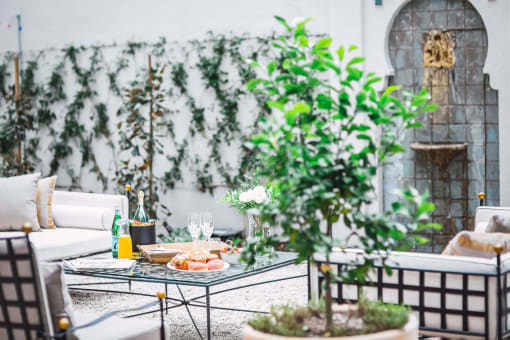 Courtyard Patio at Villa Carlotta – Furnished Apartments, Los Angeles, CA