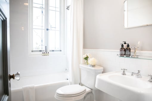 Bathroom With Bathtub at Villa Carlotta – Furnished Apartments, Los Angeles