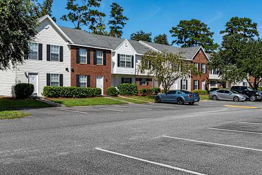 Exterior view of apartments and townhomes at Fords Pointe in Savannah GA