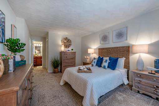 Large bed with private bathroom in a 2 bedroom apartment at Mill Creek Landing Apartments