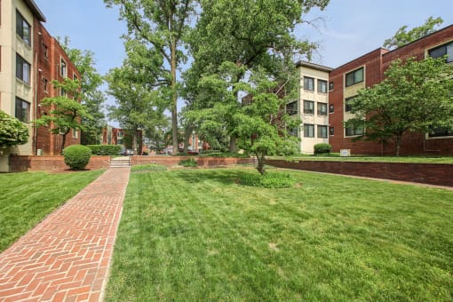 the preserve at ballantyne commons apartments courtyard and resident buildings
