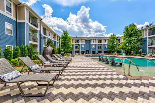 the preserve at ballantyne commons pool and patio area with lounge chairs and buildings