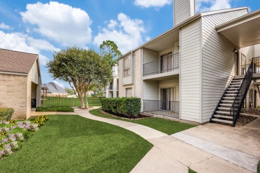 the preserve at ballantyne commons apartments courtyard and stairs