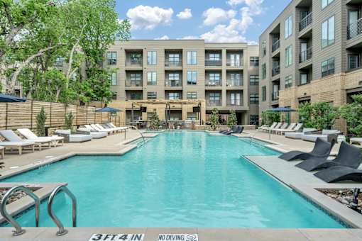 A pool with a 3ft4in no diving sign.