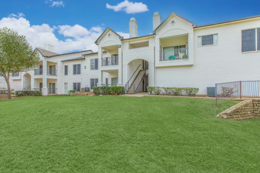 additional photo for property listing at chic digs with room to stretch out in the village 22 car