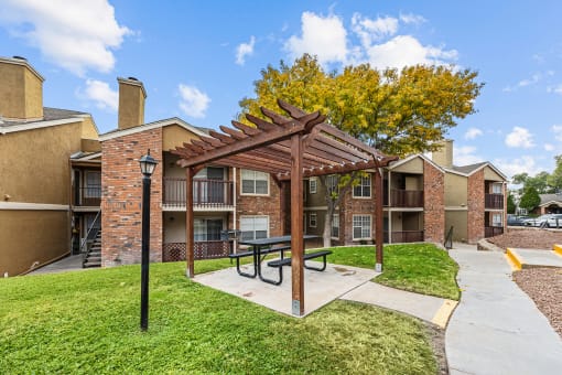 our apartments have a picnic area with a picnic table