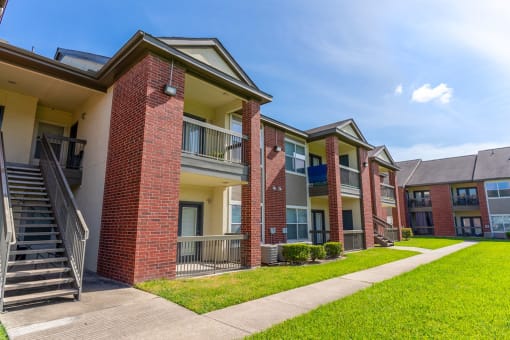 exterior shot of pearland tx apartments
