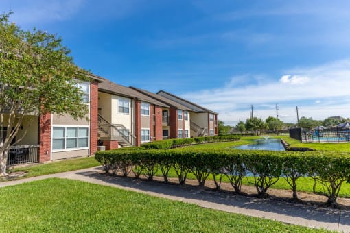 exterior shot of pearland tx apartments