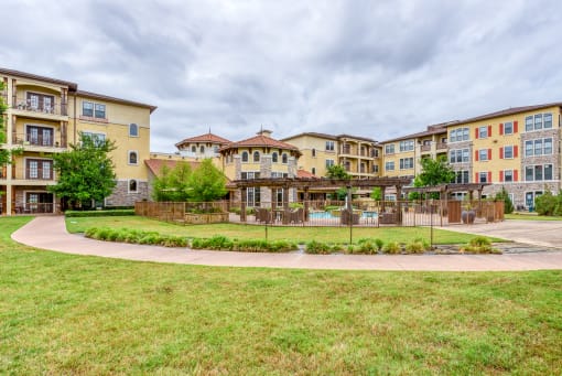 the preserve at ballantyne commons apartments courtyard and buildings