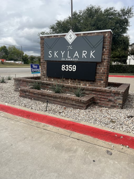 the sign for the skylark sign on the side of the street