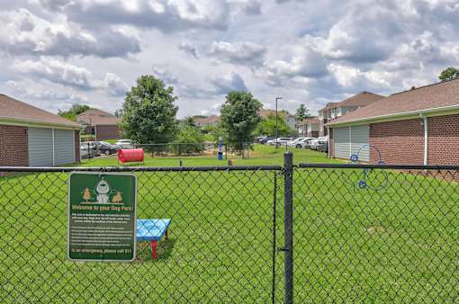 A sign on a fence welcomes visitors to a day park.