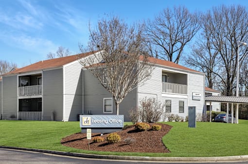 A building with a sign that says Leasing Office.