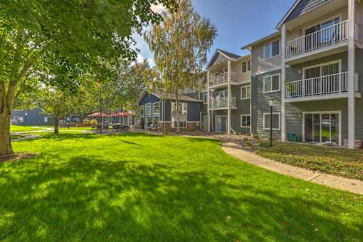 Courtyard at VINTAGE AT VANCOUVER, Vancouver, WA