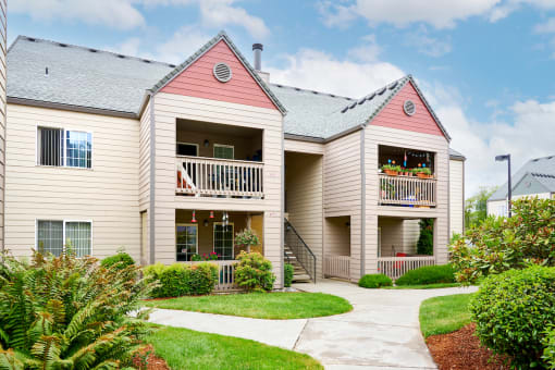 Outdoor Courtyard at Devonwood and First Place Apartments, Battle Ground, 98604