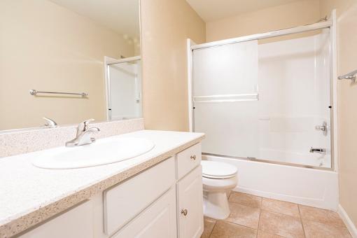  Full Shower at LINCOLN GARDENS APARTMENTS, California