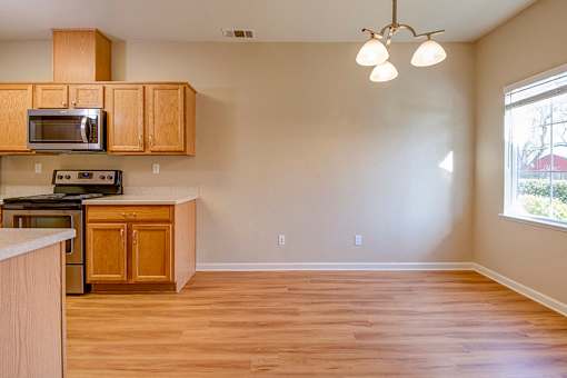 Dining at LINCOLN GARDENS APARTMENTS, California, 94559