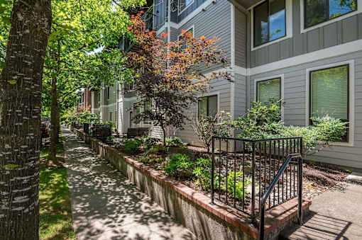Courtyard at Fairview Village Apartments, Oregon, 97024
