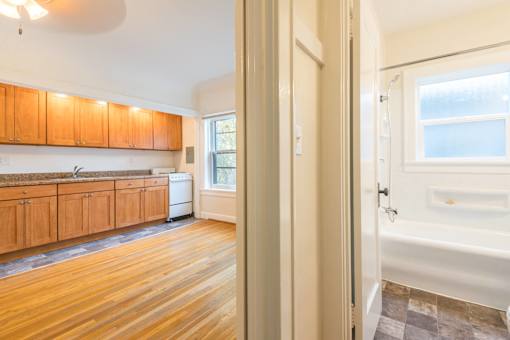 A bathroomat Palladian Apartments, Portland ? 