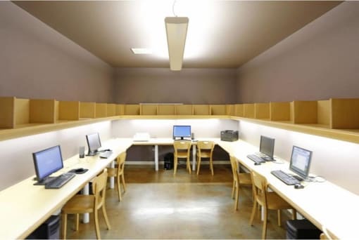 a room with a bunch of desks with laptops at Troutdale Terrace, Troutdale