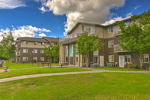 Building exterior and green grass at VINTAGE AT ARLINGTON, Washington