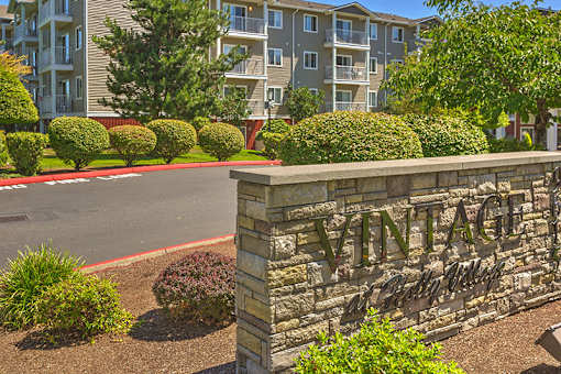 Outdoor at VINTAGE AT HOLLY VILLAGE SENIORS Apartments, Everett, WA