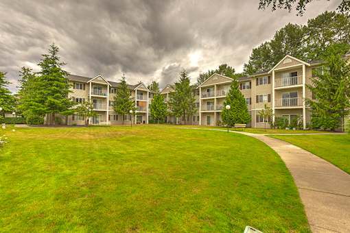 Building and Grass at VINTAGE AT MOUNT VERNON Apartments, Mt. Vernon, WA