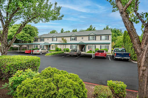 Exterior Landscape at Vancouver Mall Apartments, Vancouver, WA, 98662
