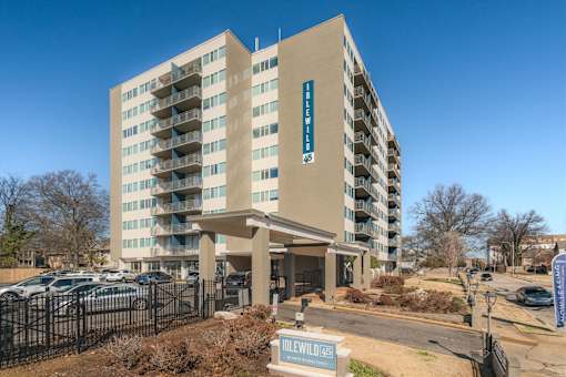 Front exterior of Idlewild 45 Apartments in Midtown Memphis Tennessee with landscaped entry