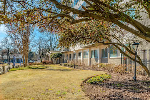 Landscaped courtyard at Idlewild 45 Apartments in Midtown Memphis with walking paths and green space