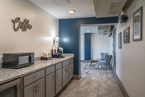 Business center at Idlewild 45 Apartments in Memphis TN with workspace and computer access