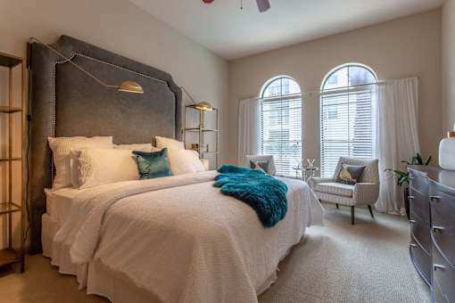 1 Bedroom Apartments in Greater Uptown, Houston, TX | Forum on San Felipe | Bedroom Featuring Large Windows, High Ceilings, and Carpeting
