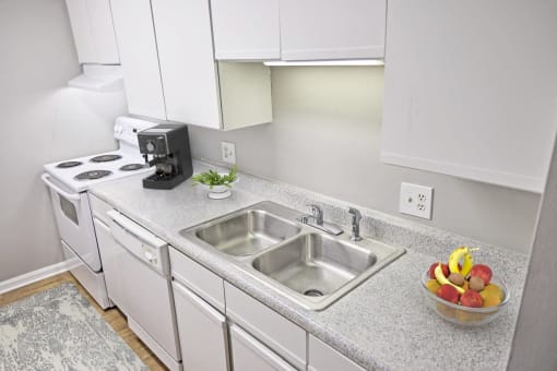 Greentree Apartments in Savannah, GA photo of a kitchen with white cabinets
