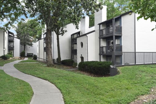 the walkway in front of an apartment building
