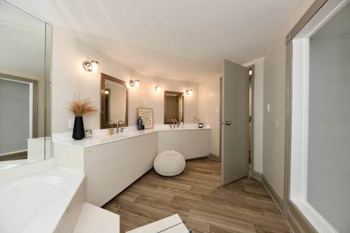 A bathroom with a white sink and a white vanity.