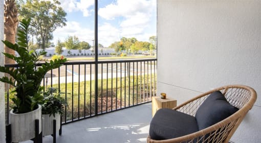 Luna at Lake Shadow apartments in Maitland Florida photo of screen-in patio