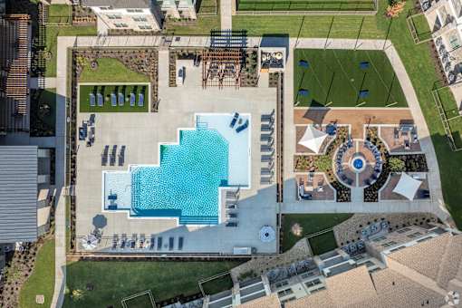 An aerial view of a pool and a building.