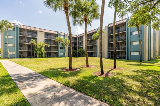 Horizons North Apartments in Miami Florida photo of community building