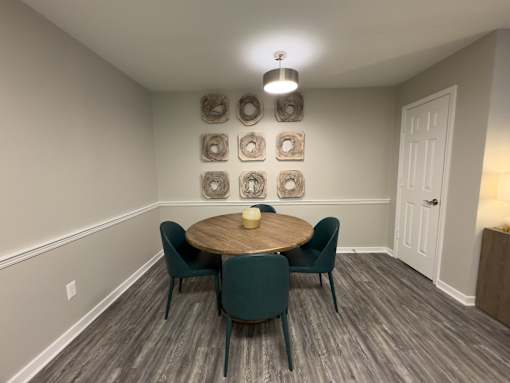 Twin Oaks Apartments in Hattiesburg Mississippi A dining room with a round table and chairs.
