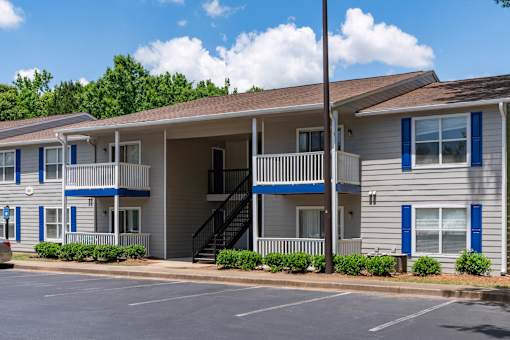 Apartment community buildings with parking in Stockbridge GA near McDonough