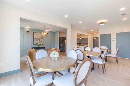 Senior living dining room in Norcross with comfortable seating and a welcoming atmosphere.