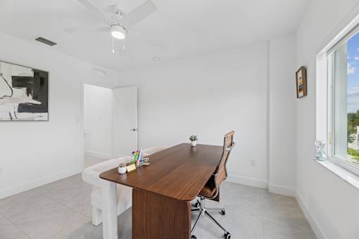 home office space in modern townhome for rent in Pompano Beach Florida