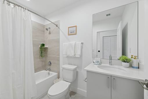 bathroom with tub and shower in 3 bedroom home for rent Pompano Beach FL