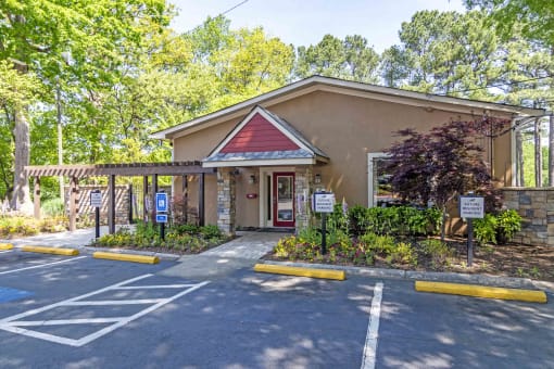 Stratford Ridge Marietta Ga Apartments outside of clubhouse/parking lot