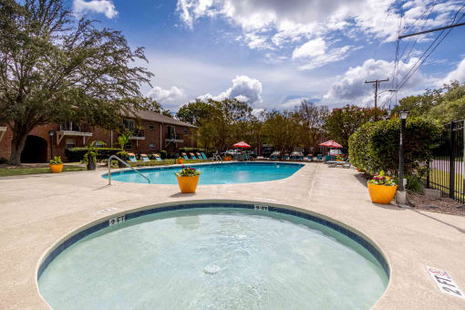 The Jaunt Apartments in Charleston South Carolina photo of resorty-style pool and