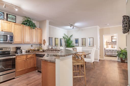 •	Opelika, AL Apartments – The Crossings of Opelika - a kitchen and dining area