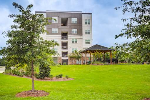 Landscaped community grounds at Townes at Clarkston Centre apartments in Clarkston, GA near Decatur.
