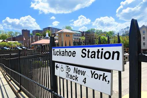 A sign at Tuckahoe Station directs to New York on track 4.