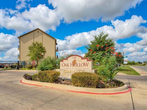 Oak hollow entrance sign